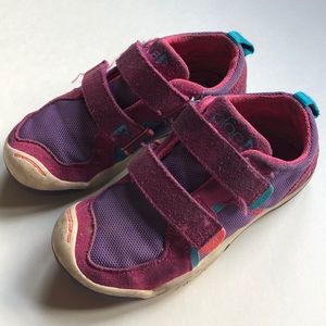 Plae youth Velcro tennis shoe